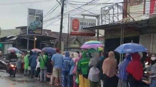 Diserbu dari Pagi! Ini 5 Fakta Menarik Diskon 45 Persen Holland Bakery: Antre Di mana-mana!