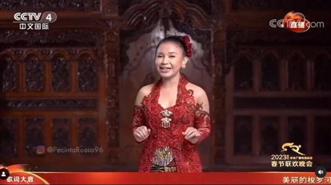 Momen Rossa tampil berkebaya di stasiun TV China. (Instagram/@itsrossa910)