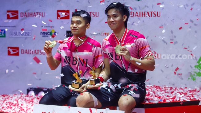 Pebulu tangkis ganda putra Indonesia Daniel Marthin dan Leo Rolly Carnando berpose dengan medali juara ganda putra turnamen bulutangkis Daihatsu Indonesia Masters 2023 di Istora Senayan, Jakarta, Minggu (29/1/2023). [Suara.com/Alfian Winanto]