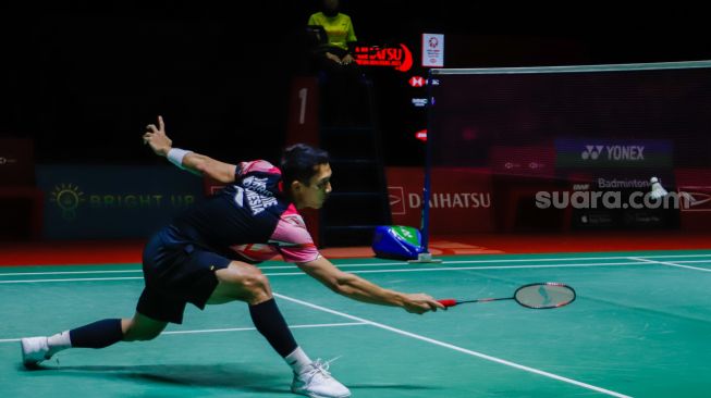 Pebulu tangkis tunggal putra Indonesia Jonatan Chrsitie saat bertanding dengan sesama tunggal putra Indonesia Chico Aura Dwi Wardoyo dalam babak final turnamen bulutangkis Indonesia Masters 2023 di Istora Senayan, Jakarta, Minggu (29/1/2023). [Suara.com/Alfian Winanto]