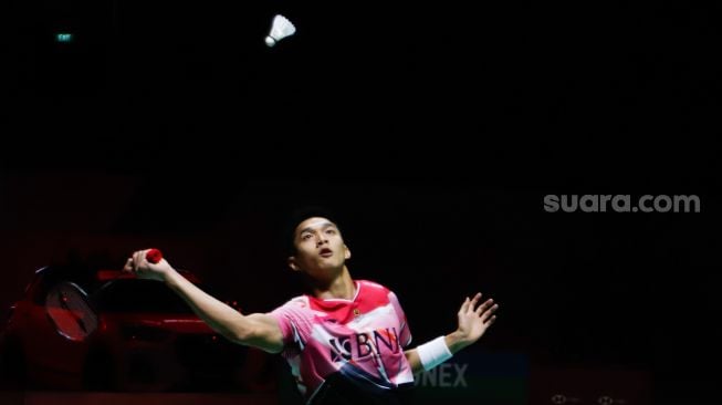 Pebulu tangkis tunggal putra Indonesia Jonatan Chrsitie saat bertanding dengan sesama tunggal putra Indonesia Chico Aura Dwi Wardoyo dalam babak final turnamen bulutangkis Indonesia Masters 2023 di Istora Senayan, Jakarta, Minggu (29/1/2023). [Suara.com/Alfian Winanto]