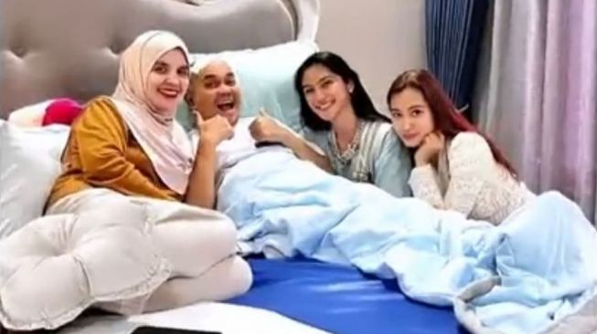 Momen Gembira Indra Bekti Dijenguk Rekan Artis (Instagram/@dhila_bekti)