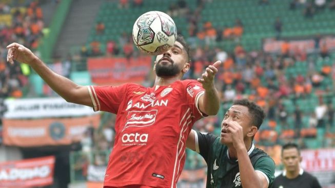 Pesepak bola Persija Jakarta Abdulla Yusuf Helal (kiri) berupaya menguasai bola dengan dibayangi pesepak bola Persikabo 1973 Lucky Octavianto (kanan) pada pertandingan Liga 1 di Stadion Patriot Chandrabhaga, Bekasi, Jawa Barat, Minggu (29/1/2023). ANTARA FOTO/Fakhri Hermansyah/hp.