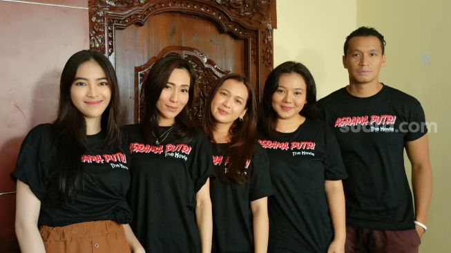 Samuel Rizal membintangi film Asrama Putri ditemui di Lebak Bulus, Jakarta Selatan pada Sabtu (28/1/2023) [Suara.com/ Rena Pangesti]