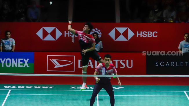 Pebulu tangkis ganda putra Indonesia Daniel Marthin dan Leo Rolly Carnando saat bertanding dengan pebulu tangkis ganda putra China He Ji Ting dan Zhou Hao Dong dalam babak final turnamen bulutangkis Daihatsu Indonesia Masters 2023 di Istora Senayan, Jakarta Pusat, Minggu (29/1/2023).  [Suara.com/Alfian Winanto]