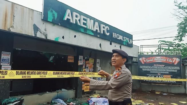 Ricuh Demo Tragedi Kanjuruhan, Kantor Arema FC Dirusak, Kaca Gedung Hancur Berantakan