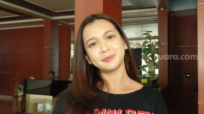 Dea Annisa membintangi film Asrama Putri ditemui di Lebak Bulus, Jakarta Selatan pada Sabtu (28/1/2023) [Suara.com/ Rena Pangesti]