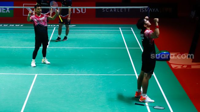 Pebulu tangkis ganda putra Indonesia Daniel Marthin dan Leo Rolly Carnando melakukan selebrasi usai berhasil mengalahkan pebulu tangkis ganda putra China He Ji Ting dan Zhou Hao Dong dalam pertandingan babak final turnamen bulutangkis Daihatsu Indonesia Masters 2023 di Istora Senayan, Jakarta Pusat, Minggu (29/1/2023).  [Suara.com/Alfian Winanto]