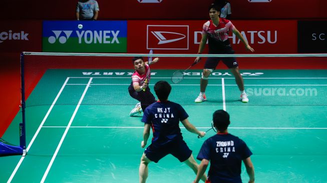 Pebulu tangkis ganda putra Indonesia Daniel Marthin dan Leo Rolly Carnando saat bertanding dengan pebulu tangkis ganda putra China He Ji Ting dan Zhou Hao Dong dalam babak final turnamen bulutangkis Daihatsu Indonesia Masters 2023 di Istora Senayan, Jakarta Pusat, Minggu (29/1/2023).  [Suara.com/Alfian Winanto]