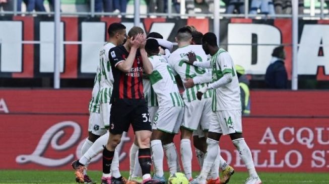 Para pemain Sassuolo merayakan gol Matheus Henrique pada pertandingan sepak bola Serie A Italia antara AC Milan dan Sassuolo, di stadion San Siro di Milan, pada 29 Januari 2023.MIGUEL MEDINA / AFP