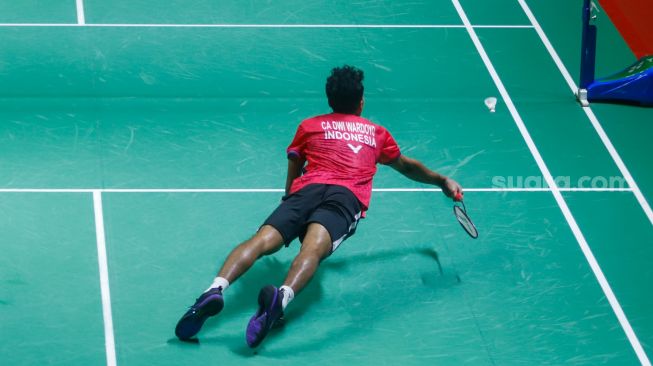 Pebulu tangkis tunggal putra Indonesia Chico Aura Dwi Wardoyo saat bertanding dengan sesama tunggal putra Indonesia Jonatan Christie dalam babak final turnamen bulutangkis Indonesia Masters 2023 di Istora Senayan, Jakarta, Minggu (29/1/2023). [Suara.com/Alfian Winanto]