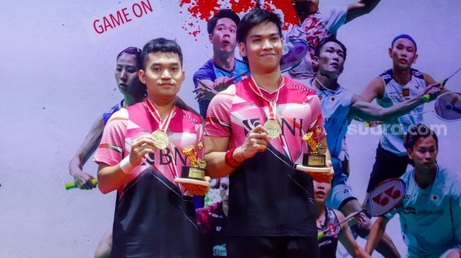 Pebulu tangkis ganda putra Indonesia Daniel Marthin dan Leo Rolly Carnando berpose dengan medali juara ganda putra turnamen bulutangkis Daihatsu Indonesia Masters 2023 di Istora Senayan, Jakarta, Minggu (29/1/2023). [Suara.com/Alfian Winanto]