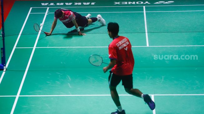 Pebulu tangkis tunggal putra Indonesia Jonatan Chrsitie saat bertanding dengan sesama tunggal putra Indonesia Chico Aura Dwi Wardoyo dalam babak final turnamen bulutangkis Indonesia Masters 2023 di Istora Senayan, Jakarta, Minggu (29/1/2023). [Suara.com/Alfian Winanto]