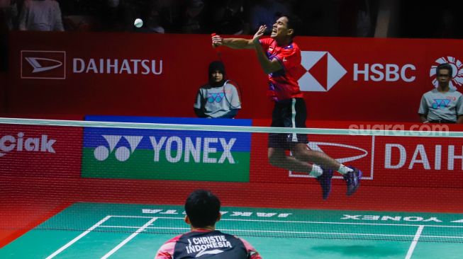 Pebulu tangkis tunggal putra Indonesia Chico Aura Dwi Wardoyo saat bertanding dengan sesama tunggal putra Indonesia Jonatan Christie dalam babak final turnamen bulutangkis Indonesia Masters 2023 di Istora Senayan, Jakarta, Minggu (29/1/2023). [Suara.com/Alfian Winanto]