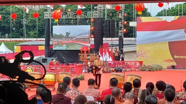 Presiden Jokowi menghadiri perayaan Imlek Nasional di Lapangan Banteng, Menteng, Jakarta Pusat, Minggu (29/1/2023). [Suara.com/Fakhri]