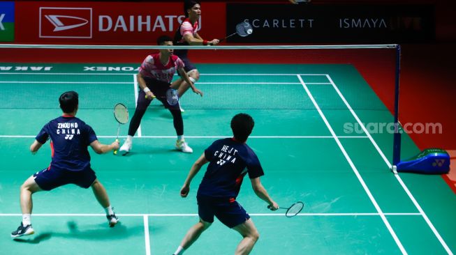 Pebulu tangkis ganda putra Indonesia Daniel Marthin dan Leo Rolly Carnando saat bertanding dengan pebulu tangkis ganda putra China He Ji Ting dan Zhou Hao Dong dalam babak final turnamen bulutangkis Daihatsu Indonesia Masters 2023 di Istora Senayan, Jakarta Pusat, Minggu (29/1/2023).  [Suara.com/Alfian Winanto]