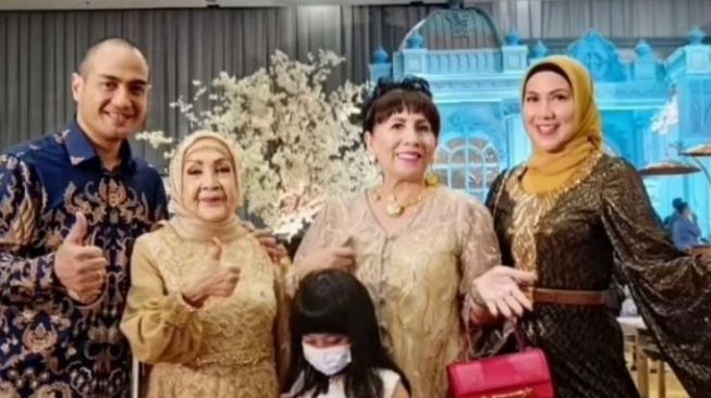 Ibu Ferry Irawan Tiba-Tiba Geruduk Rumah Venna Melinda, Warganet: Anak Berbuat Ibu Bertindak