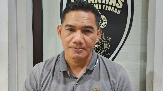 Pelaku Kasetpres gadungan di Semarang yang berhasil diamankan Ditreskrimum Polda Jateng. [dok Humas Polda Jateng]