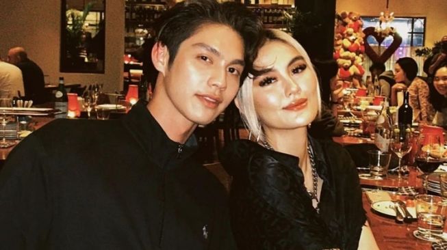 9 Potret Kedekatan Agnez Mo dan Bright Vachirawit, Lengket Banget