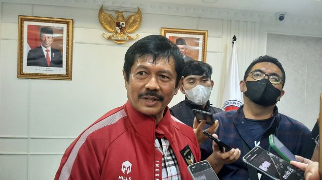 Direktur Teknik PSSI, Indra Sjafri saat ditemui di Gedung Kemenpora, Jakarta, Senin (30/1/2023). (Suara.com/Adie Prasetyo Nugraha).