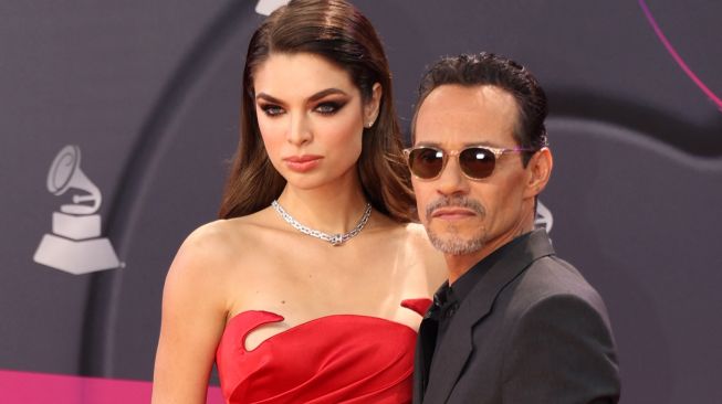 Marc Anthony dan Nadia Ferreira. [Chris DELMAS / AFP]