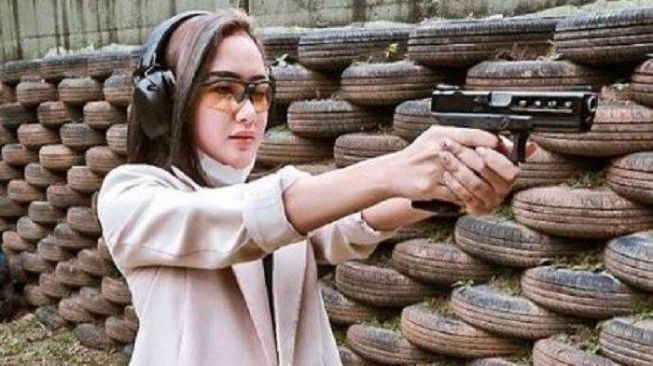 Potret Artis Saat Olahraga Menembak (Instagram/@cita_citata)