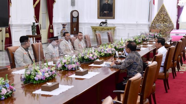 Presiden Joko Widodo atau Jokowi menerima kunjungan pengurus Pimpinan Pusat (PP) Pemuda Muhammadiyah di Istana Merdeka, Jakarta, Senin (30/1/2023). (Lukas - Biro Pers Sekretariat Presiden)