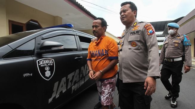 Polisi menunjukkan tersangka mantan Wali Kota Blitar M Samanhudi Anwar saat ungkap kasus perampokan rumah dinas Wali Kota Blitar Santoso di Polda Jawa Timur, Surabaya, Jawa Timur, Senin (30/1/2023). [ANTARA FOTO/Didik Suhartono].