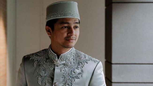 Potret Pernikahan Mikha Tambayong dan Deva Mahenra. (Instagram/thebridestory)