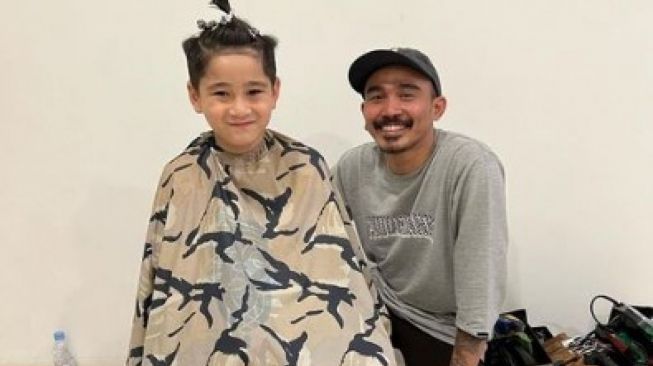 Gaji Tukang Potong Rambut Rafathar Bikin Jiwa Miskin Meronta, Sekali Potong Dapet IPhone