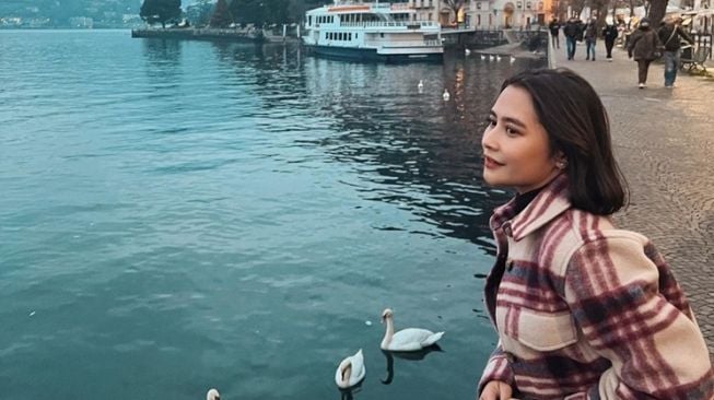 Potret Prilly Latuconsina liburan di Eropa (Instagram/@prillylatuconsina96)