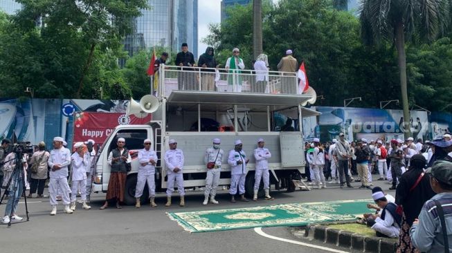 Massa yang tergabung dalam PA 212 aksi di depan Kedutaan Besar (Kedubes) Swedia, Kuningan, Jakarta Selatan pada Senin (30/1/2023). [Suara.com/Yamual]