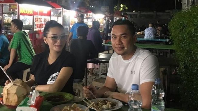 Potret Pasangan Seleb Makan di Warung Kaki Lima (Instagram/@zaskia_gotix)