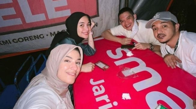 Potret Pasangan Seleb Makan di Warung Kaki Lima (Instagram/@citraciki)