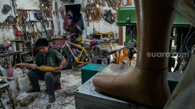 Pekerja di Sanggar Organ Prosthetic membuat tangan dan kaki palsu untuk membantu kaum Disabilitas di Kecamatan Neglasari, Kota Tangerang, Banten, Minggu (29/1/2023).