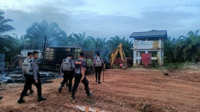 Buntut Polisi Tembak Mati Pencuri Sawit, Massa Bakar Kantor PT AKG Bahuga Way Kanan