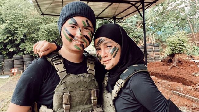 Potret Artis Saat Olahraga Menembak (Instagram/@ollaramlan)