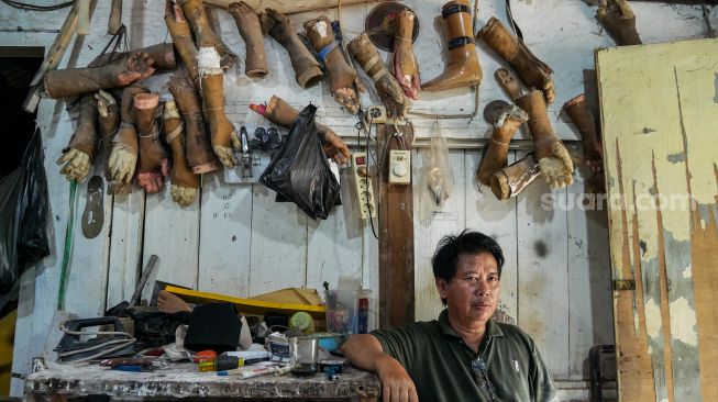 Pekerja di Sanggar Organ Prosthetic membuat tangan dan kaki palsu untuk membantu kaum Disabilitas di Kecamatan Neglasari, Kota Tangerang, Banten, Minggu (29/1/2023).