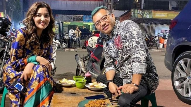 Potret Pasangan Seleb Makan di Warung Kaki Lima (Instagram/@ashanty_ash)