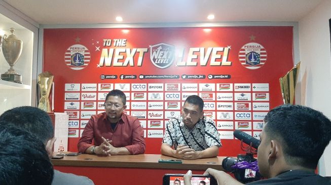 Presiden Persija Mohamad Prapanca (kiri) dan Wakil Presiden Persija Ganesha Putra (kanan) saat bincang-bincang dengan awak media (Suara.com/Adie Prasetyo Nugraha).