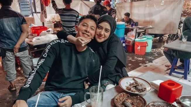 Potret Pasangan Seleb Makan di Warung Kaki Lima (Instagram/@fairuzarafiq)