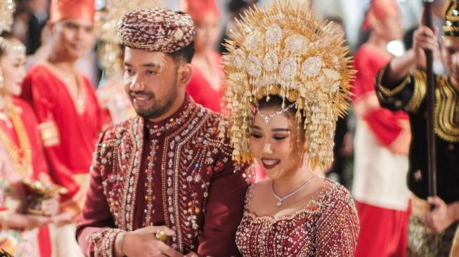 Kiky Saputri dan Muhammad Khairi saat menjadi pengantin. [Instagram]