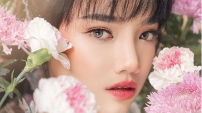 Potret Cantik Fuji Kenakan Gaun Motif Bunga, Netizen: Mirip Tinkerbell