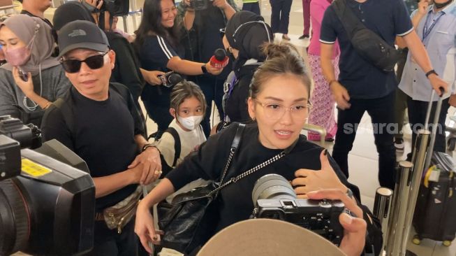 Masih Pakai Baju Tidur, Ayu Ting Ting Ikut Bangunkan Sahur Pakai Gerobak