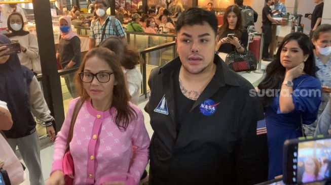 Bunda Corla ditemani Ivan Gunawan di Bandara International Soekarno-Hatta, Selasa (31/1/2023). Corla bersiap-siap untuk pulang ke Jerman. [Adiyoga Priyambodo/Suara.com]