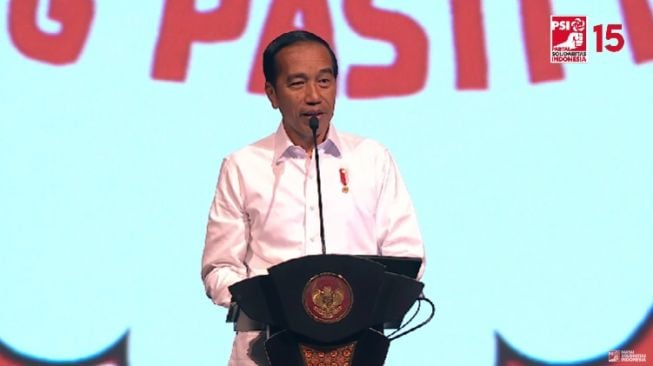 Presiden Joko Widodo atau Jokowi berpidato pada acara perayaan HUT ke-8 Partai Solidaritas Indonesia (PSI) di Djakarta Theater, Jakarta Pusat, Selasa (31/1/2023). (YouTube PSI)