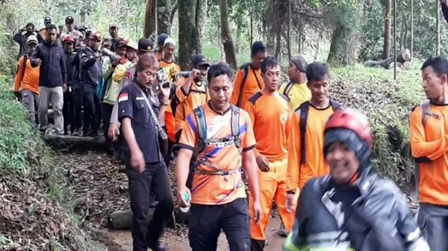 Proses Dramatis Evakuasi Jenazah Pendaki Wanita di Gunung Lawu, Relawan Sempat Terkendala Cuaca