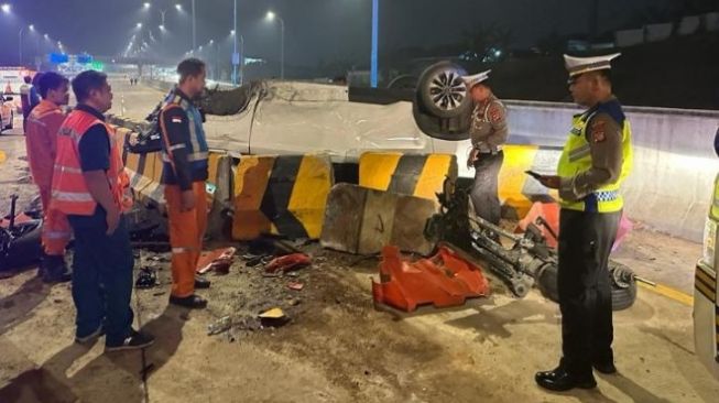 Diduga Kelelahan Usai Pulang Kerja, Pengemudi Wuling Tabrak Pembatas Jalan Tol Kerukut Hingga Terguling