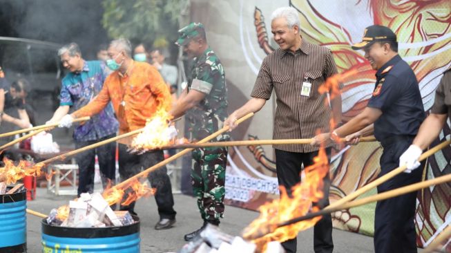 Duh! 9,7 Juta Rokok Ilegal Dimusnahkan, Ganjar Ajak Pengusaha Untuk Urus Izin