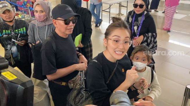 Ayu Ting Ting bersama keluarga besar dan sejumlah karyawannya ditemui di Bandara International Soekarno-Hatta, Tangerang, Selasa (31/1/2023). Ayu dan keluarga akan berlibur ke Eropa. [Adiyoga Priyambodo/Suara.com]